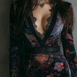 FLORANCE | レースのネックラインと彫刻的シルエット